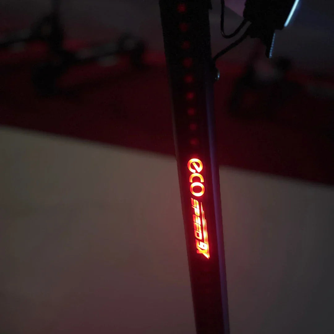 Detalj crvenog osvijetljenog logotipa na šipki električnog romobila Eco Speed 9X