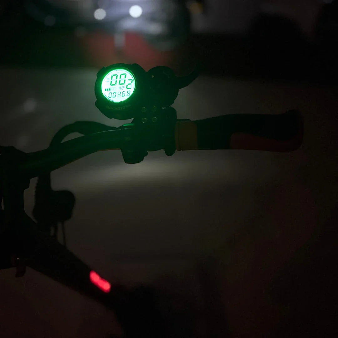 Osvijetljen LCD zaslon električnog romobila Eco Speed 9X s prikazom brzine u noćnim uvjetima
