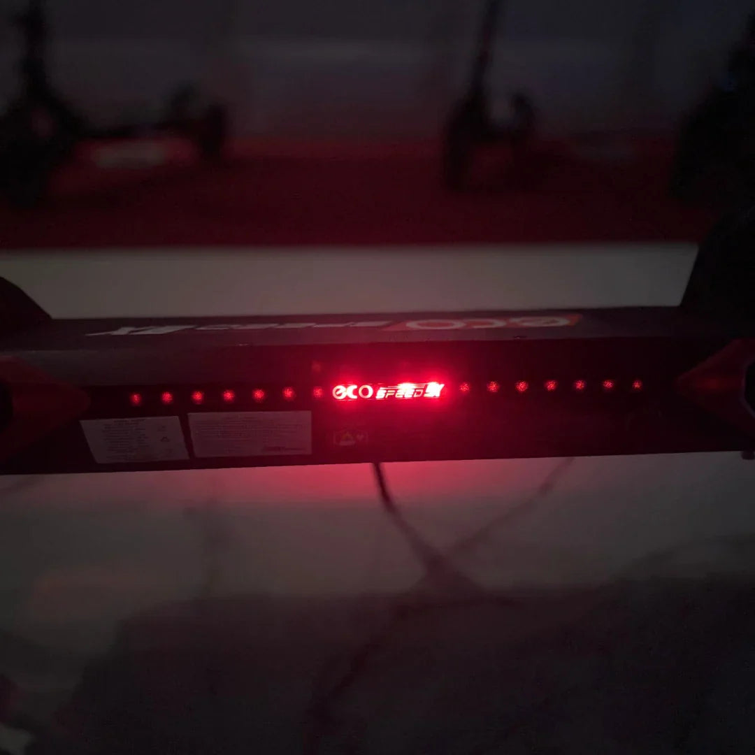 Električni romobil Eco Speed 9x s upaljenim crvenim LED osvjetljenjem na gazištu u mraku