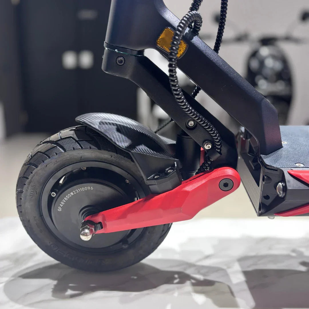 Detaljan prikaz crvenog ovjesa i stražnjeg kotača električnog romobila Eco Speed 9X