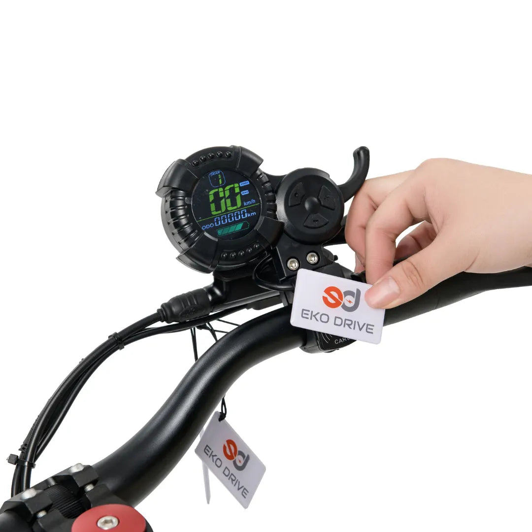 LCD zaslon i NFC kartica za paljenje električnog romobila Eko Speed 9x krupni kadar