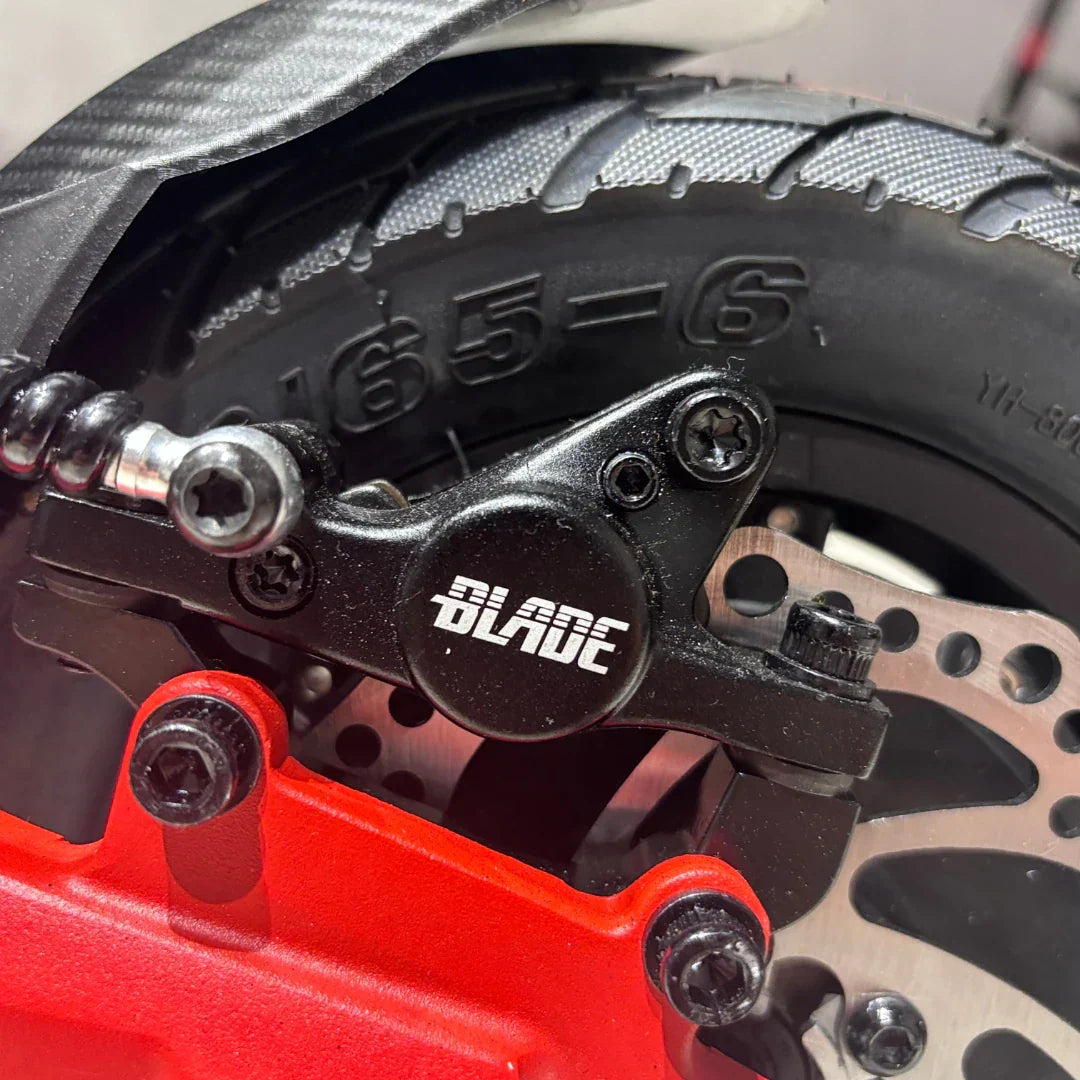 Krupni kadar crne kočione čeljusti Blade na kotaču električnog romobila Eco Speed 9x