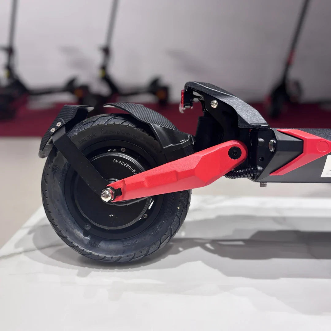 Krupni plan stražnjeg kotača i crvenog ovjesa električnog romobila Eco Speed 9x