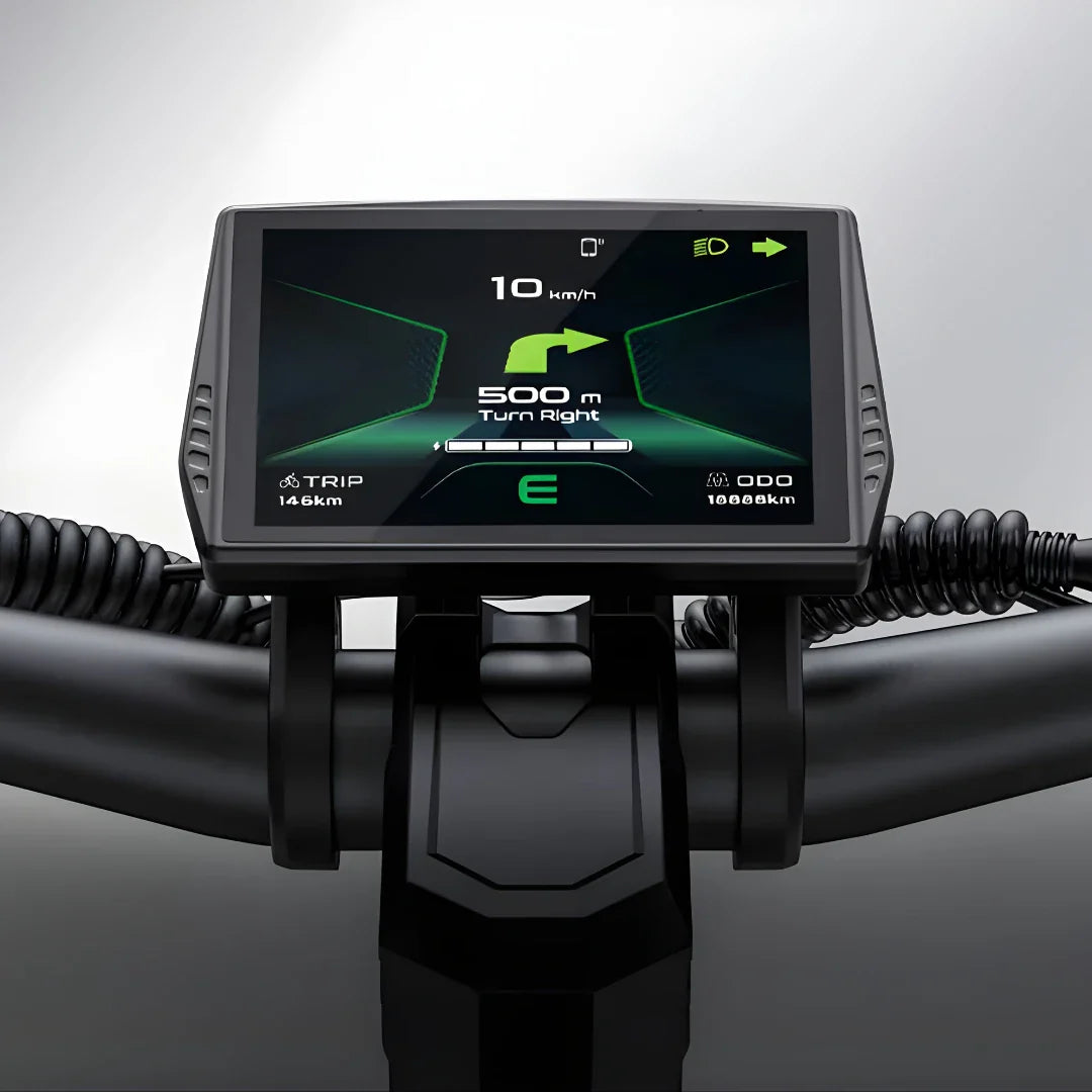 Digitalni LCD zaslon na upravljaču električnog romobila Engwe Y1000 s prikazom navigacije i podataka