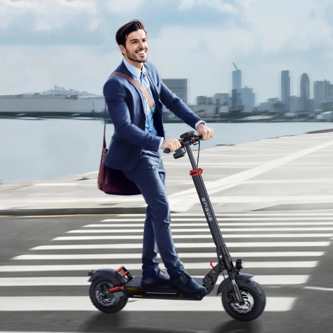 Poslovni muškarac u odijelu vozi crni električni romobil Engwe Y600s na pješačkom prijelazu