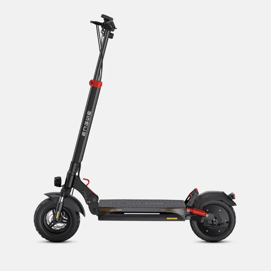 Crni električni romobil Engwe Y600s s crvenim detaljima, pogled sa strane na bijeloj podlozi