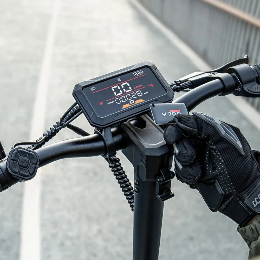 Digitalni zaslon električnog romobila Engwe Y700 s prikazom brzine i NFC ključem na upravljaču