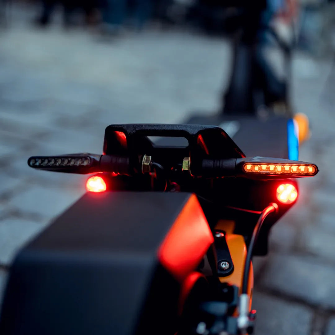 Stražnje LED svjetlo i žmigavci električnog romobila Hiley Tiger 10 GTR izbliza