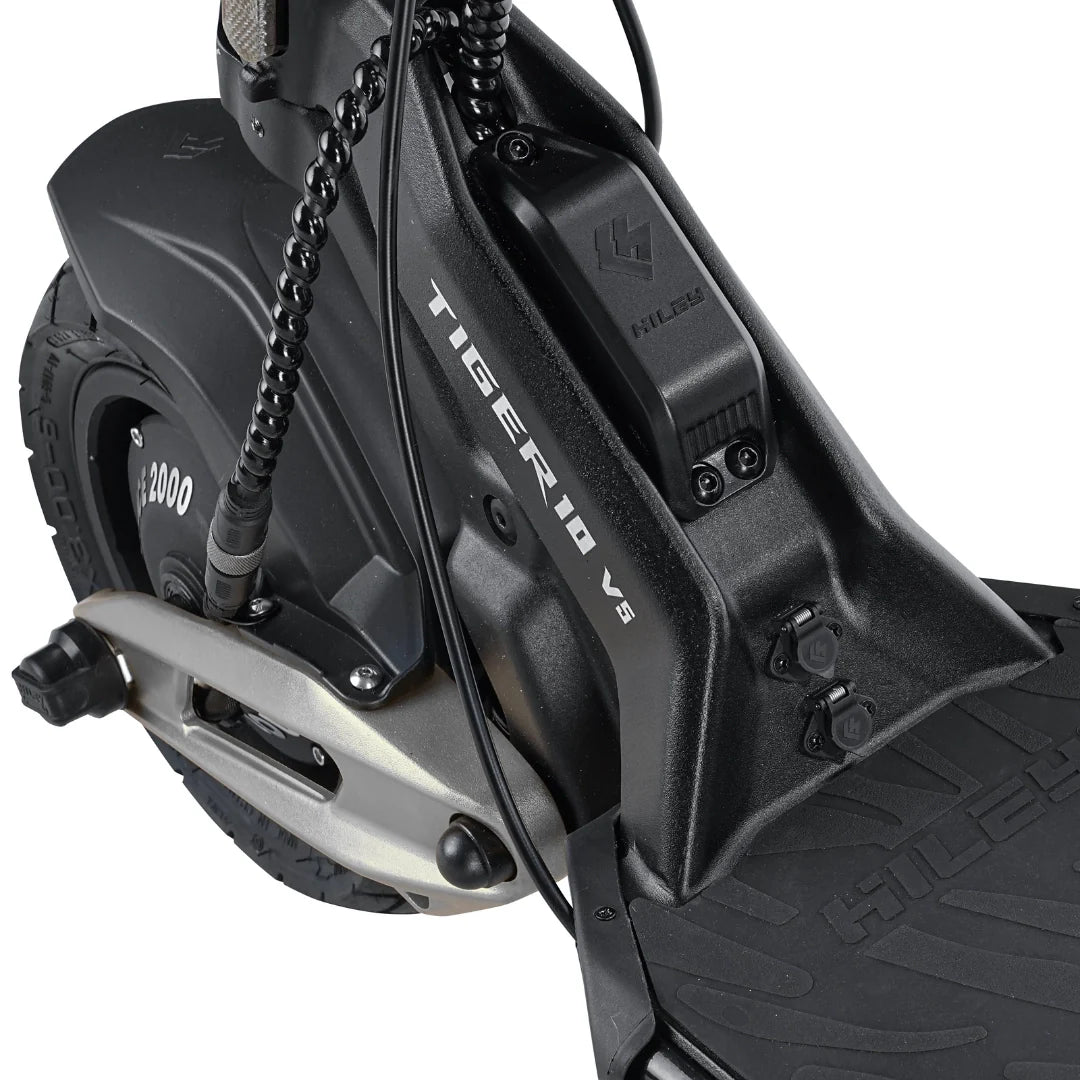 Detaljan prikaz prednjeg dijela crnog električnog romobila Hiley Tiger 10 V5 s oznakama modela