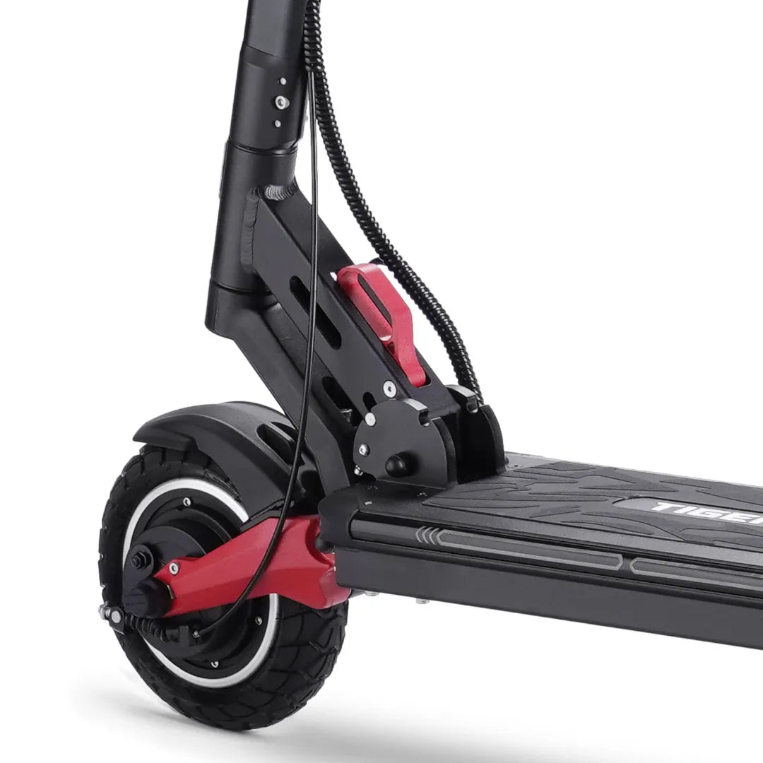Detalj crnog električnog romobila Hiley Tiger 8 GTR V4 s crvenim detaljima i mehanizmom za sklapanje