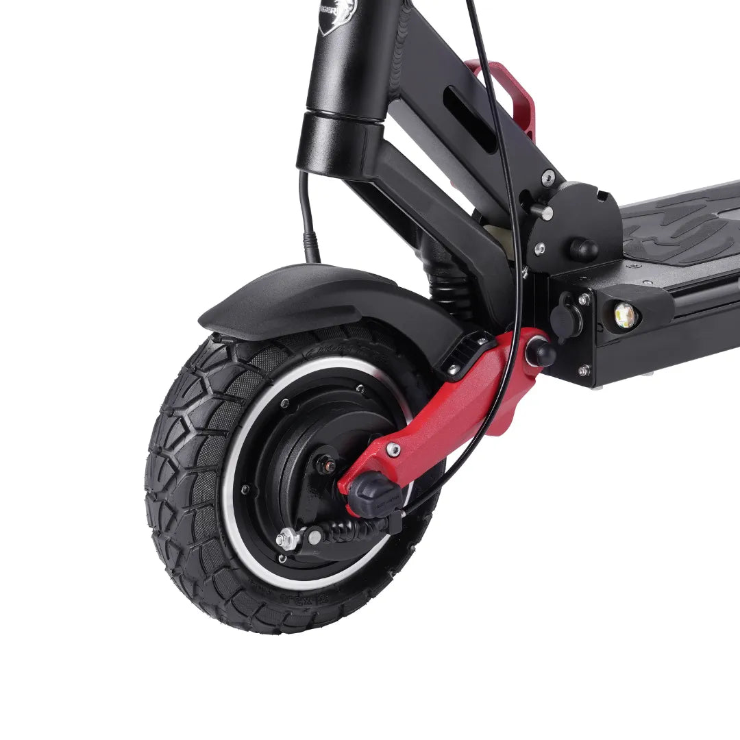 Prednji kotač i crveno-crni ovjes električnog romobila Hiley Tiger 8 GTR V4-1 izbliza