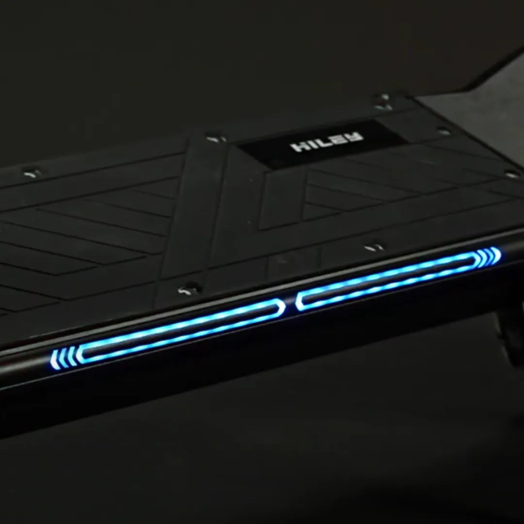 Detalj crnog gazišta električnog romobila Hiley Tiger King s plavim LED osvjetljenjem sa strane