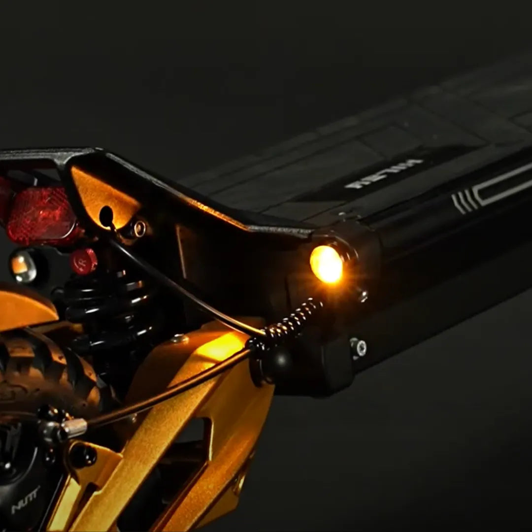 Detalj stražnjeg dijela električnog romobila Hiley Tiger King s upaljenim svjetlom i zlatnim