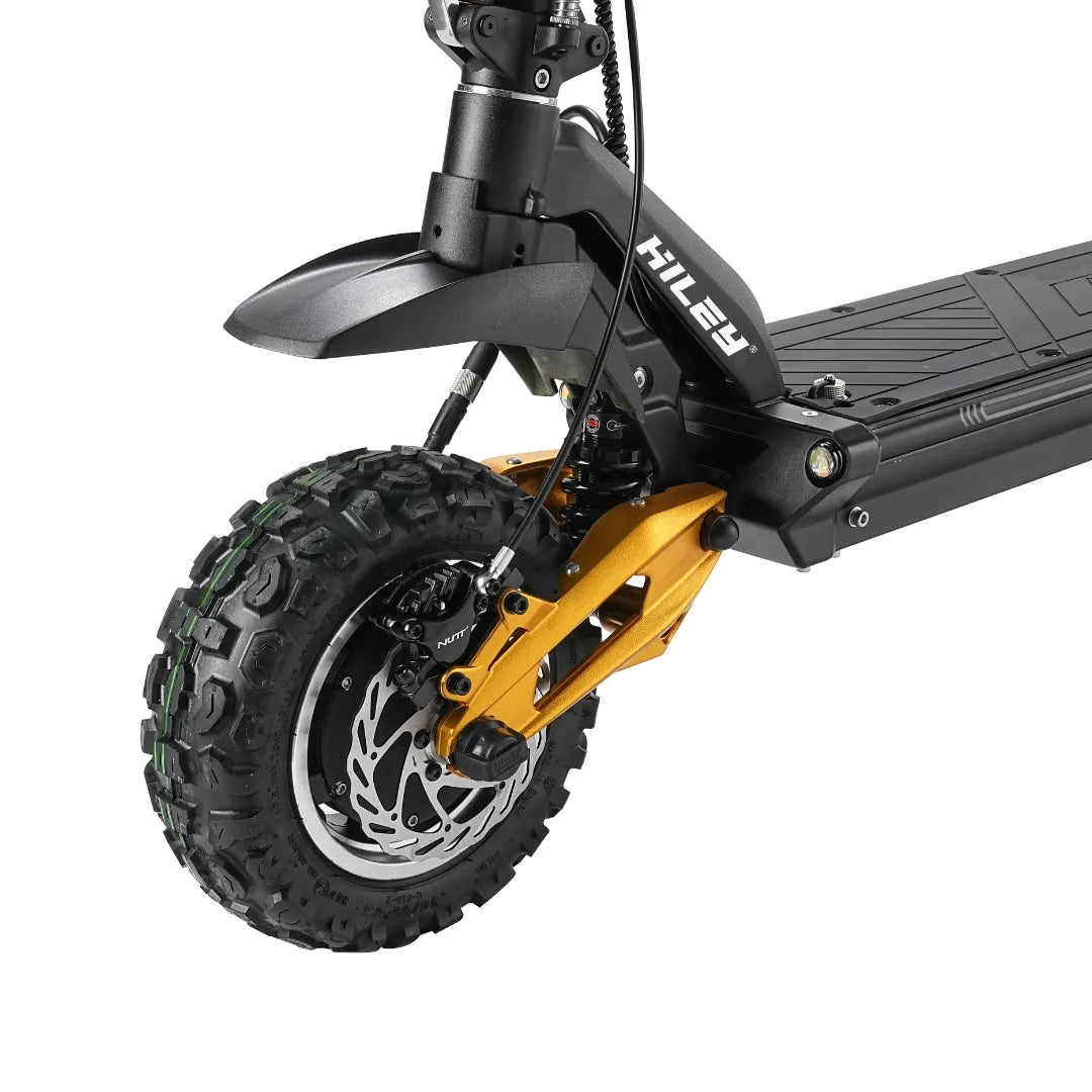Prednji ovjes i terenska guma električnog romobila Hiley Tiger King s detaljem zlatne vilice