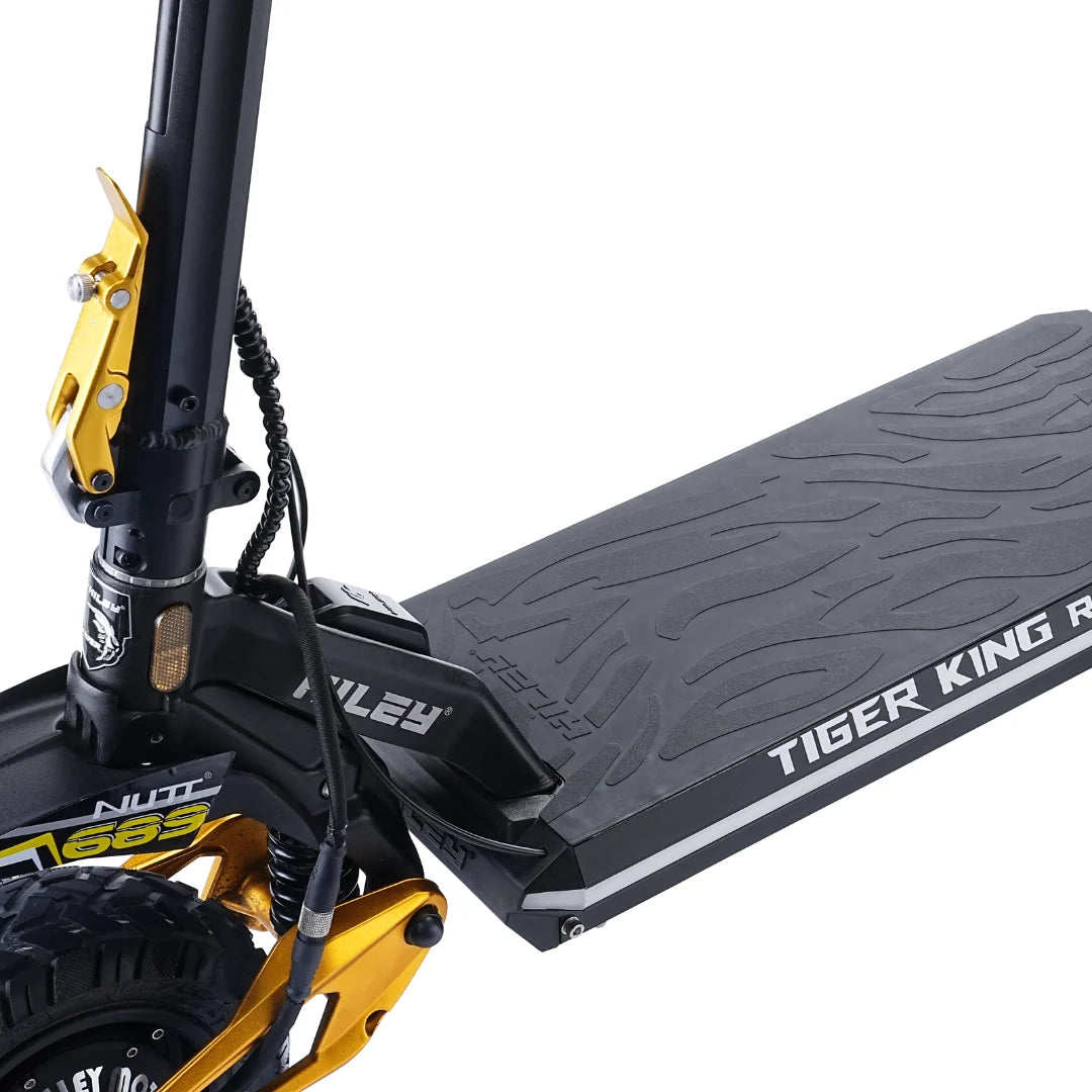 Električni romobil Hiley Tiger King RS detalj podnice i zlatnog ovjesa na crnom okviru