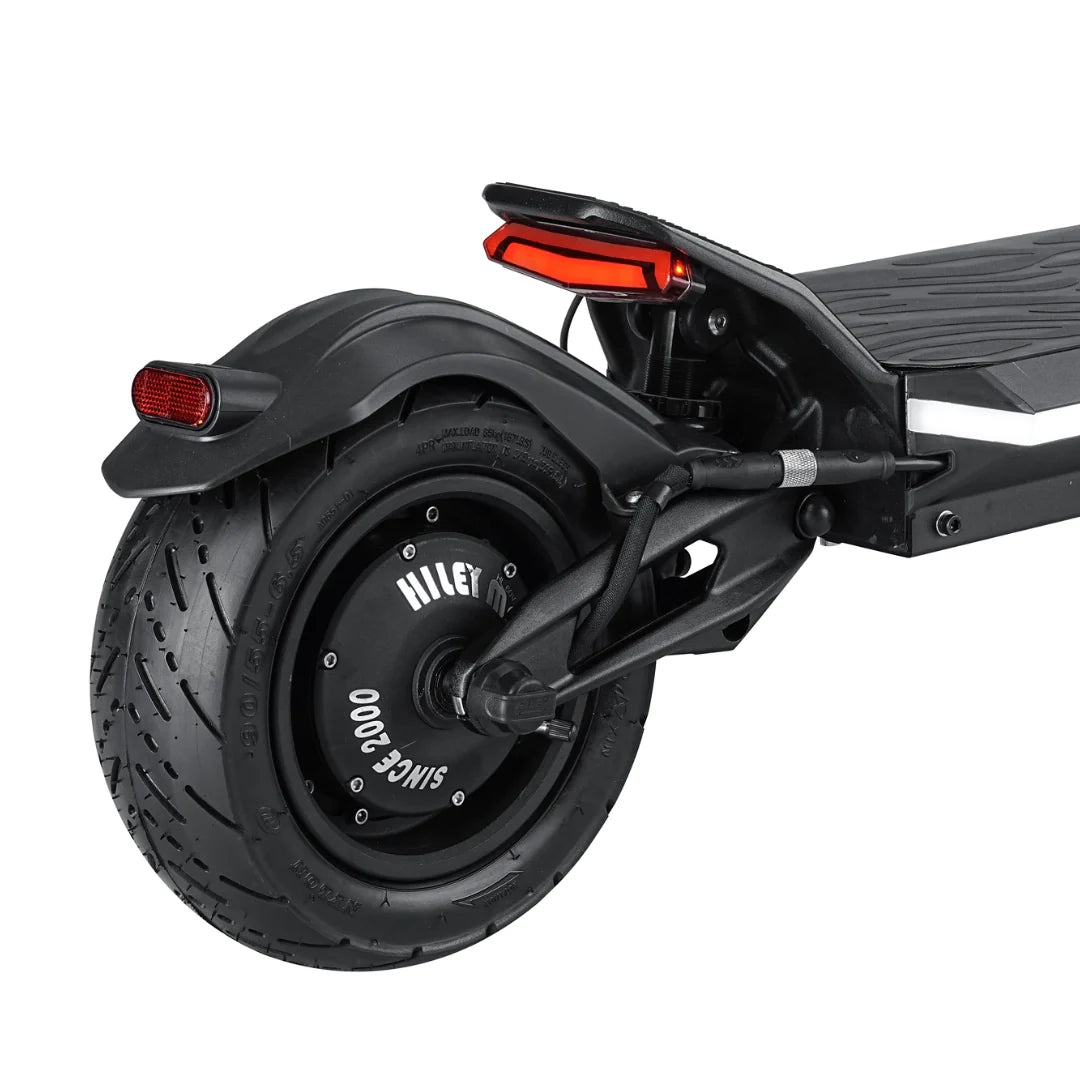 Stražnji kotač i crno stražnje svjetlo električnog romobila Hiley Tiger Supra izbliza