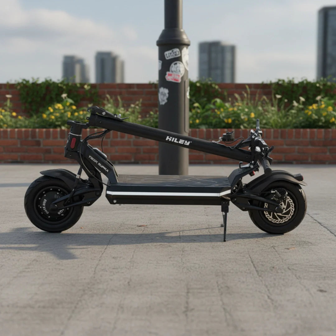 Crni električni romobil Hiley Tiger Supra u sklopljenom stanju, bočni pogled na otvorenom