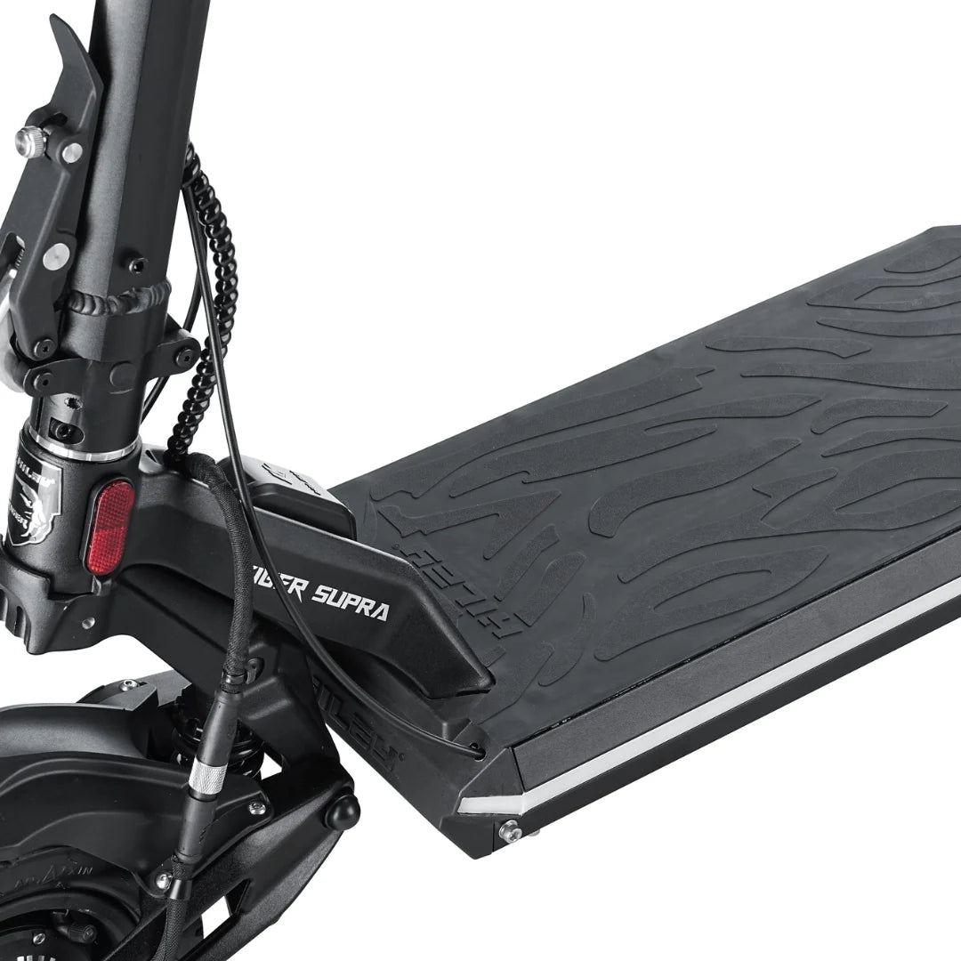Detalj crnog gazišta i sklopljenog mehanizma električnog romobila Hiley Tiger Supra