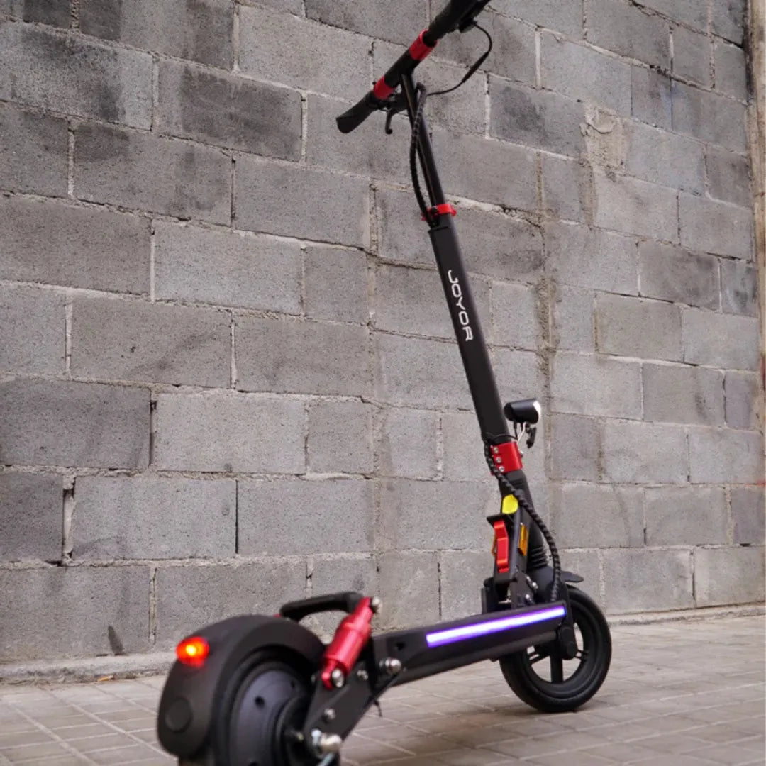 Električni romobil Joyor G5 crne boje s crvenim detaljima, pogled sa stražnje strane