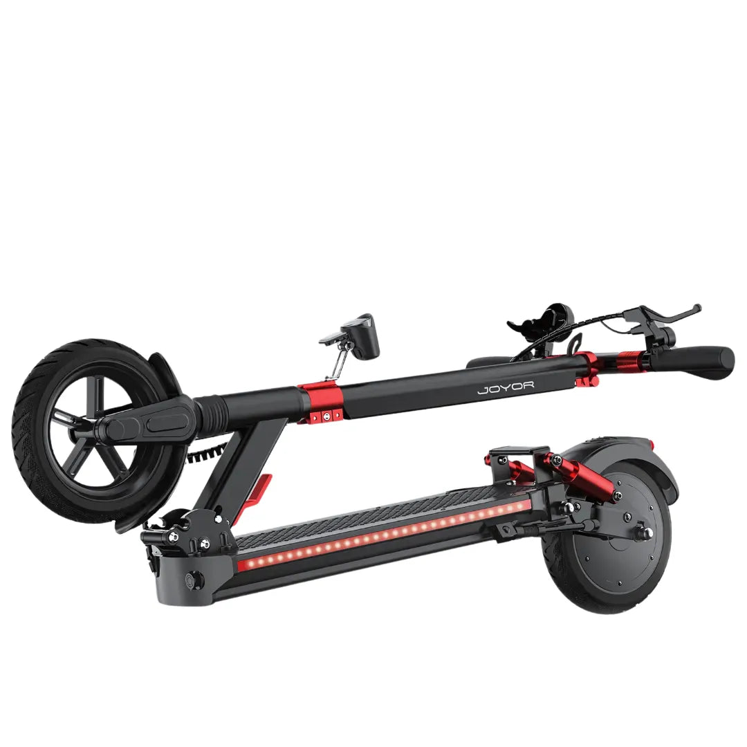 Električni romobil Joyor G5 sklopljen, prikaz crnog dizajna s crvenim detaljima i LED svjetlima