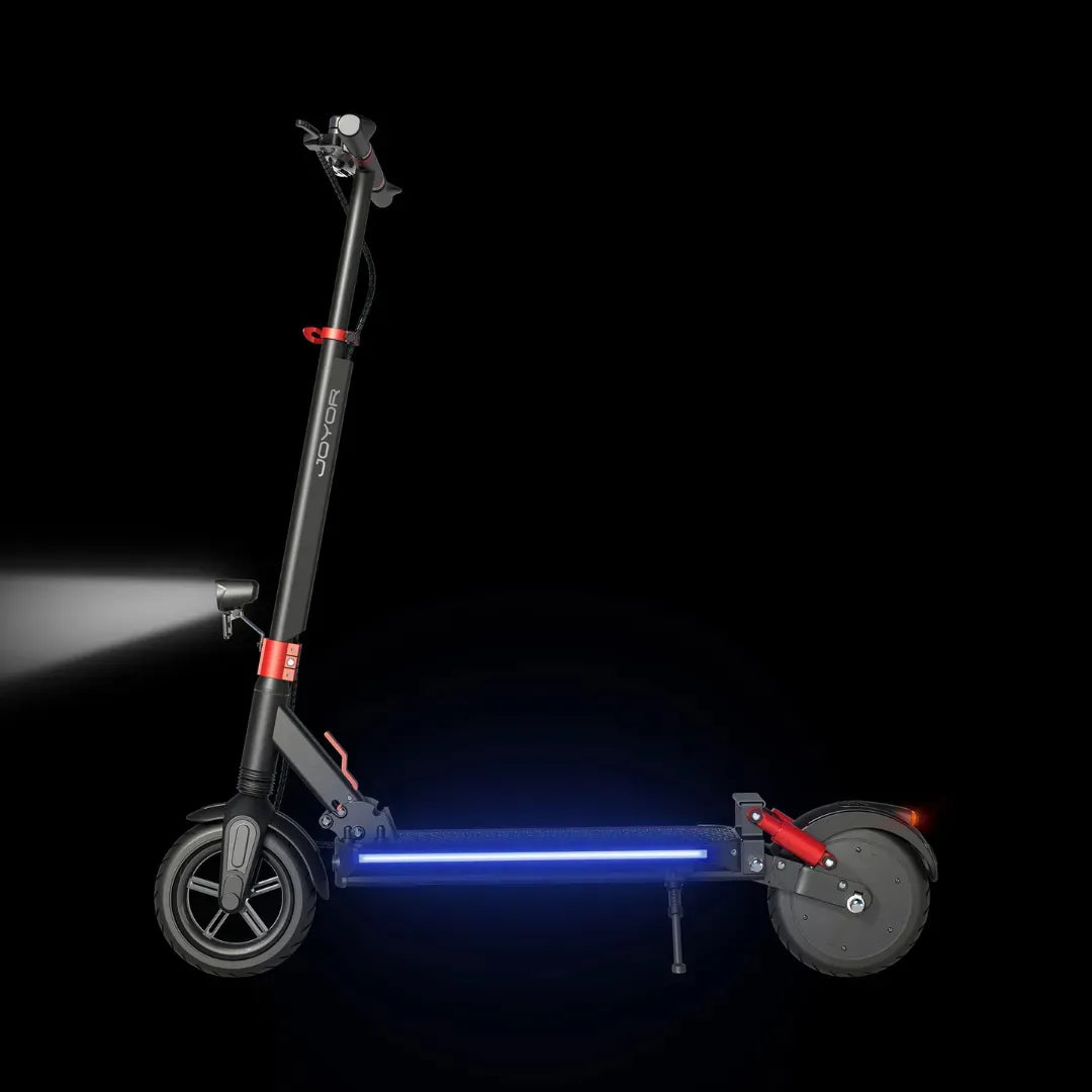 Električni romobil Joyor G5 bočnog profila s upaljenim prednjim svjetlom i plavom bočnom rasvjetom