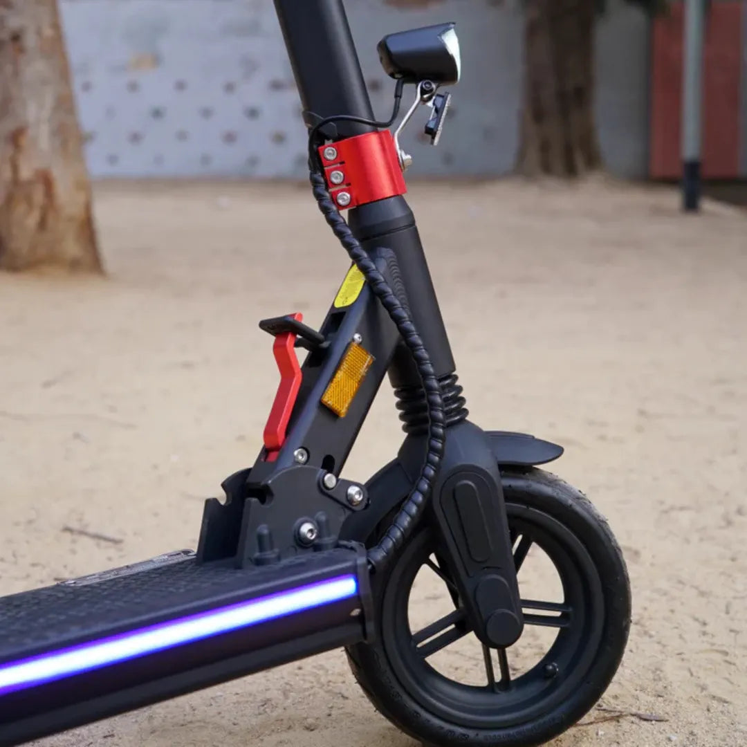Električni romobil Joyor G5 detaljan prikaz prednjeg dijela s crvenim mehanizmom za sklapanje