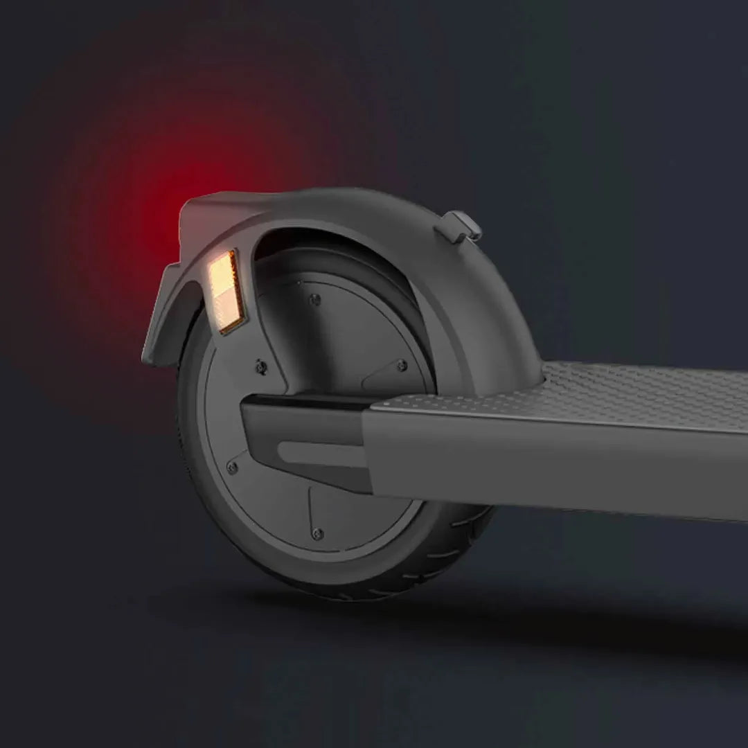 Stražnji kotač i crveno svjetlo električnog romobila Joyor LiteGo crne boje