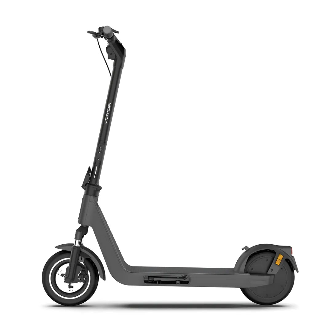Crni električni romobil Joyor LiteGo, bočni pogled na sklopivi dizajn na bijeloj podlozi