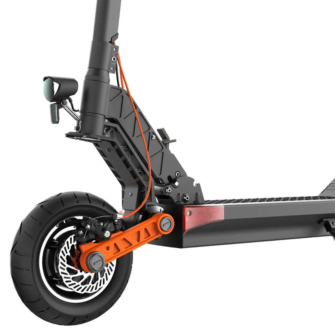 Detaljan prikaz prednjeg ovjesa i crno-narančastog kotača električnog romobila Joyor S10-S-Z