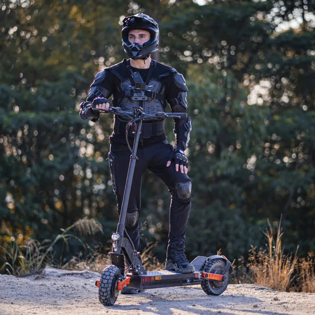 Vozač s kacigom i zaštitnom opremom na crnom električnom romobilu Joyor S10-S na otvorenom putu