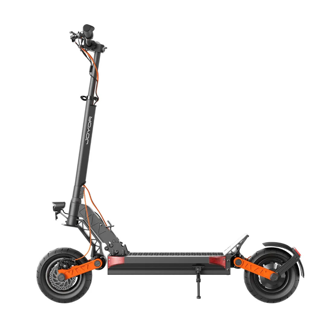 Električni romobil Joyor S10-S crne boje s narančastim detaljima, pogled sa strane