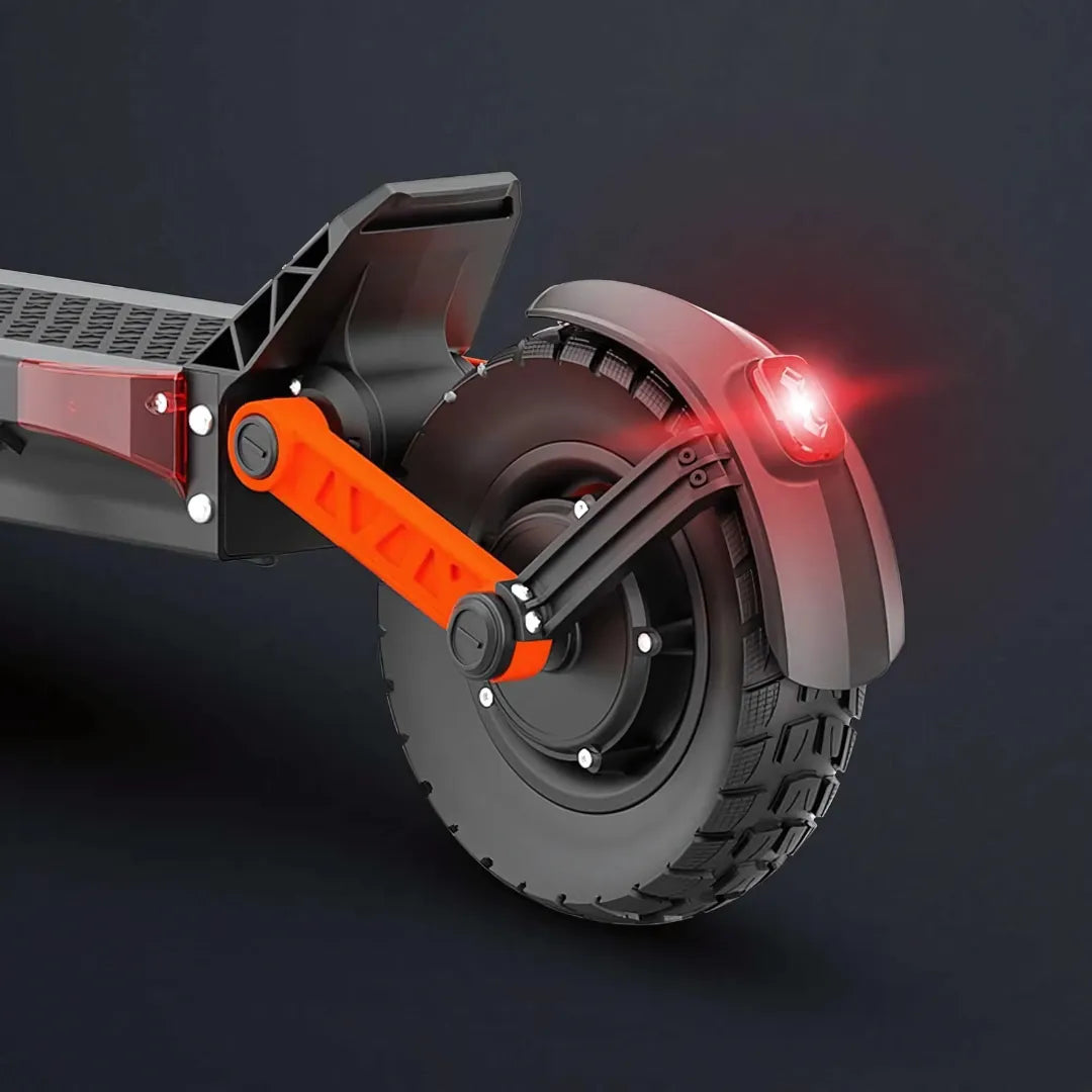 Stražnji dio električnog romobila Joyor S10-S s narančastim ovjesom i upaljenim crvenim svjetlom