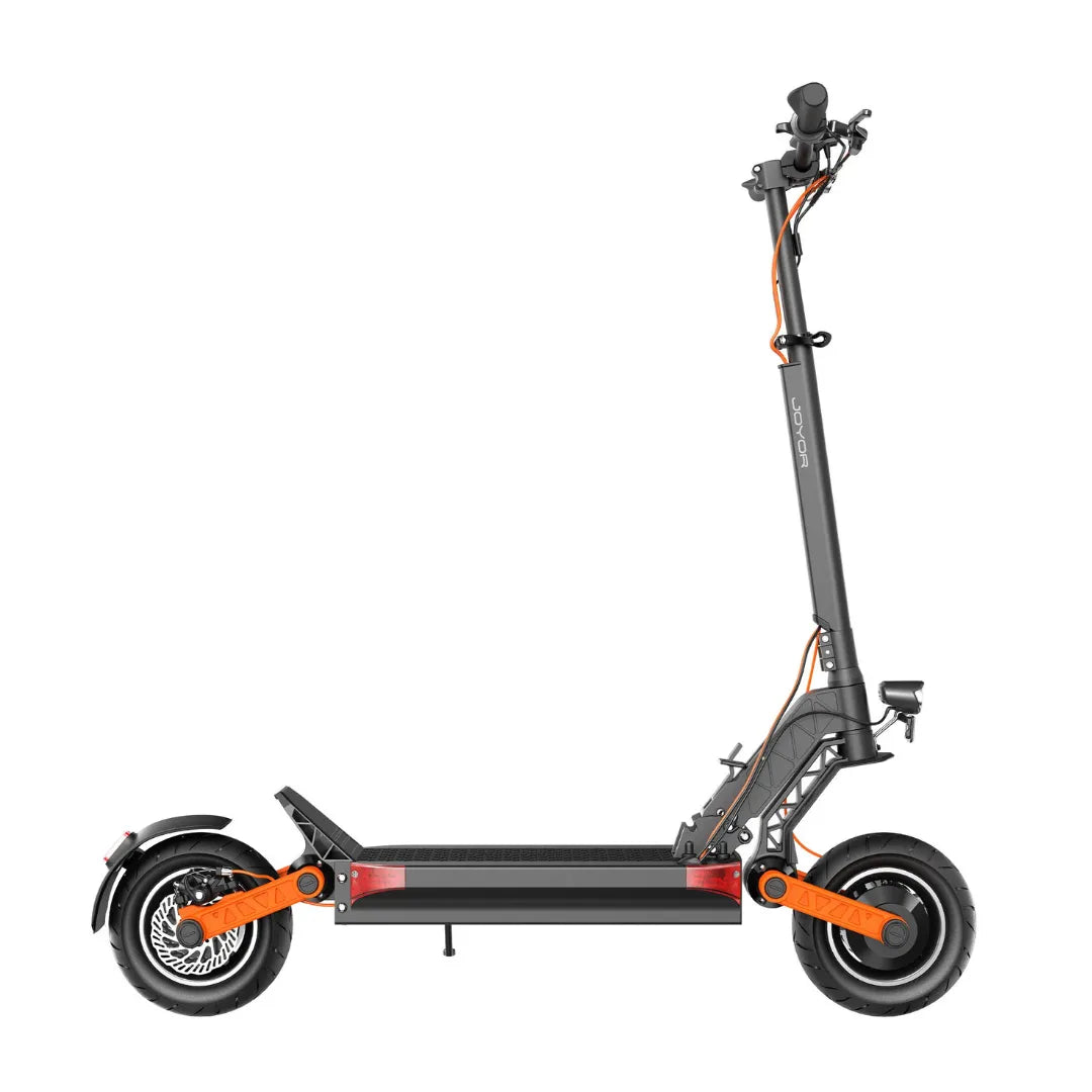 Električni romobil Joyor S10-S bočni pogled crne boje s narančastim detaljima na bijeloj pozadini