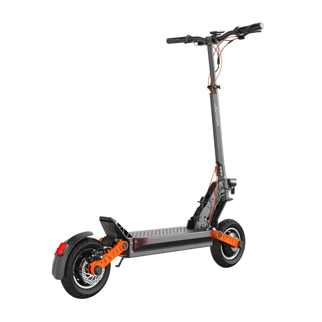 Električni romobil Joyor S10-S-Z siva boja s narančastim detaljima pogled iz kuta na bijeloj