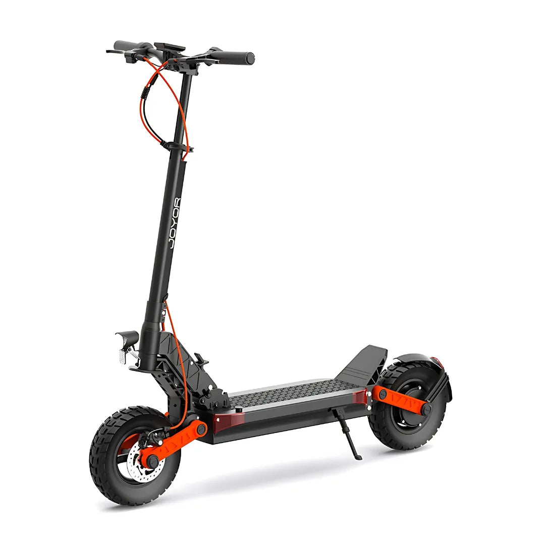 Električni romobil Joyor S5-Z crne boje s narančastim detaljima, pogled iz kuta