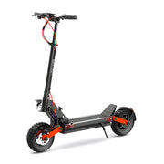 Električni romobil Joyor S5-Z crne boje s narančastim detaljima, pogled iz kuta