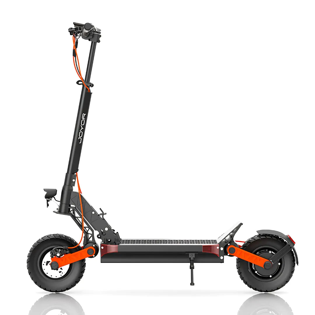 Električni romobil Joyor S5-Z crne boje s narančastim detaljima bočni pogled