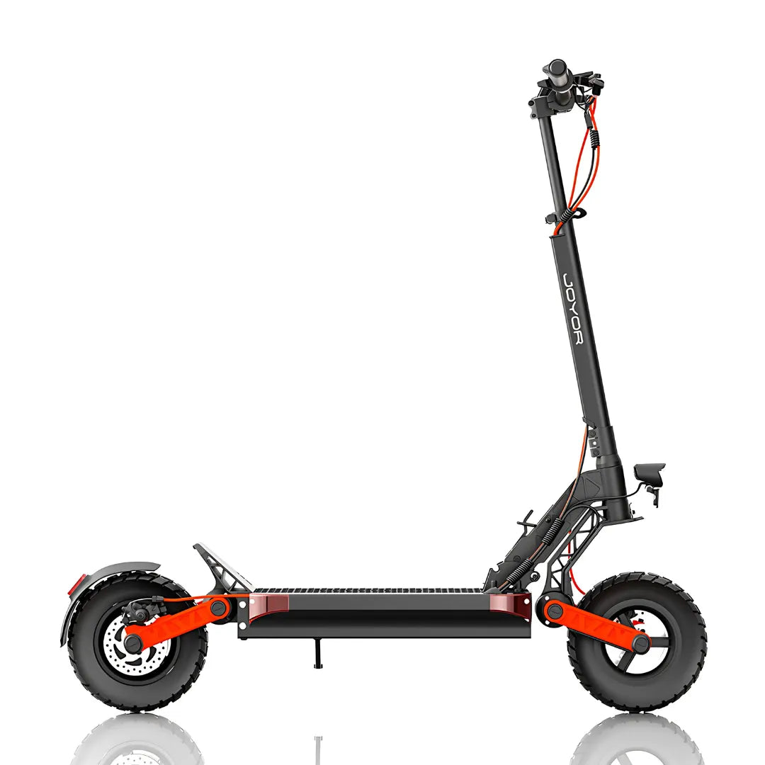 Električni romobil Joyor S5-Z crno-narančaste boje, bočni pogled na cijeli model