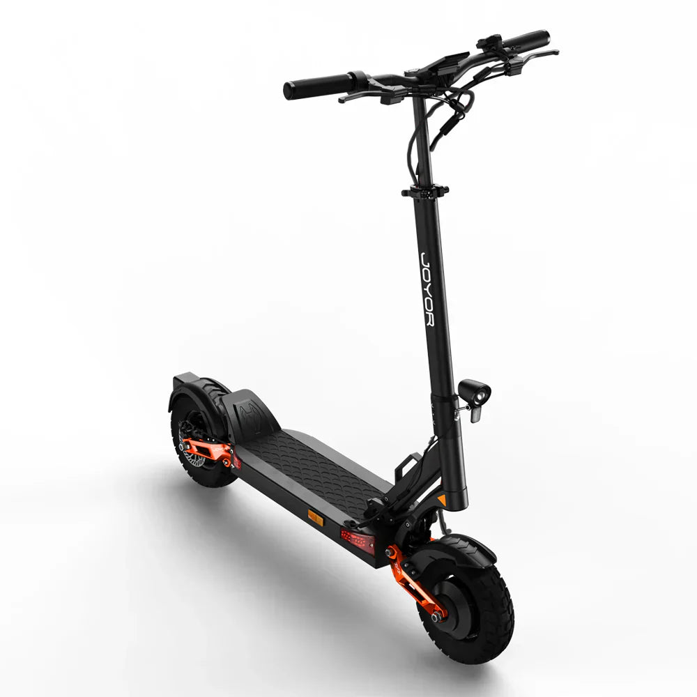 Električni romobil Joyor T10 crne boje, pogled s visine na cijeli model s narančastim detaljima