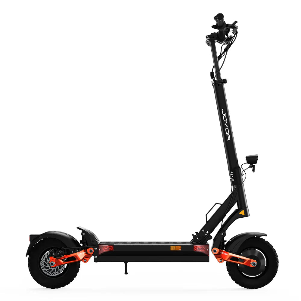 Električni romobil Joyor T10, profilni prikaz crnog modela s narančastim detaljima na ovjesu