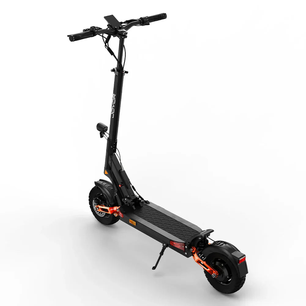 Električni romobil Joyor T10, pogled iz ptičje perspektive na crni model s narančastim detaljima