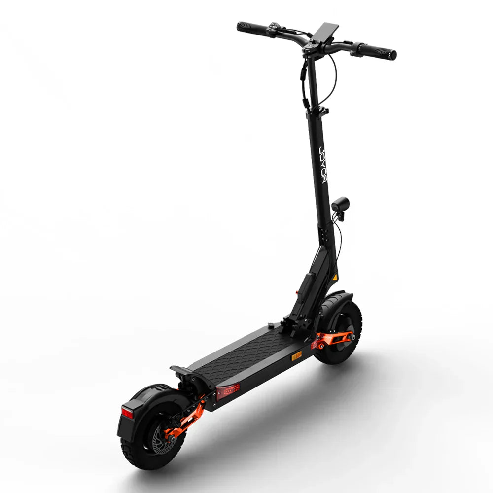 Električni romobil Joyor T10 crne boje s narančastim detaljima pogled iz kuta