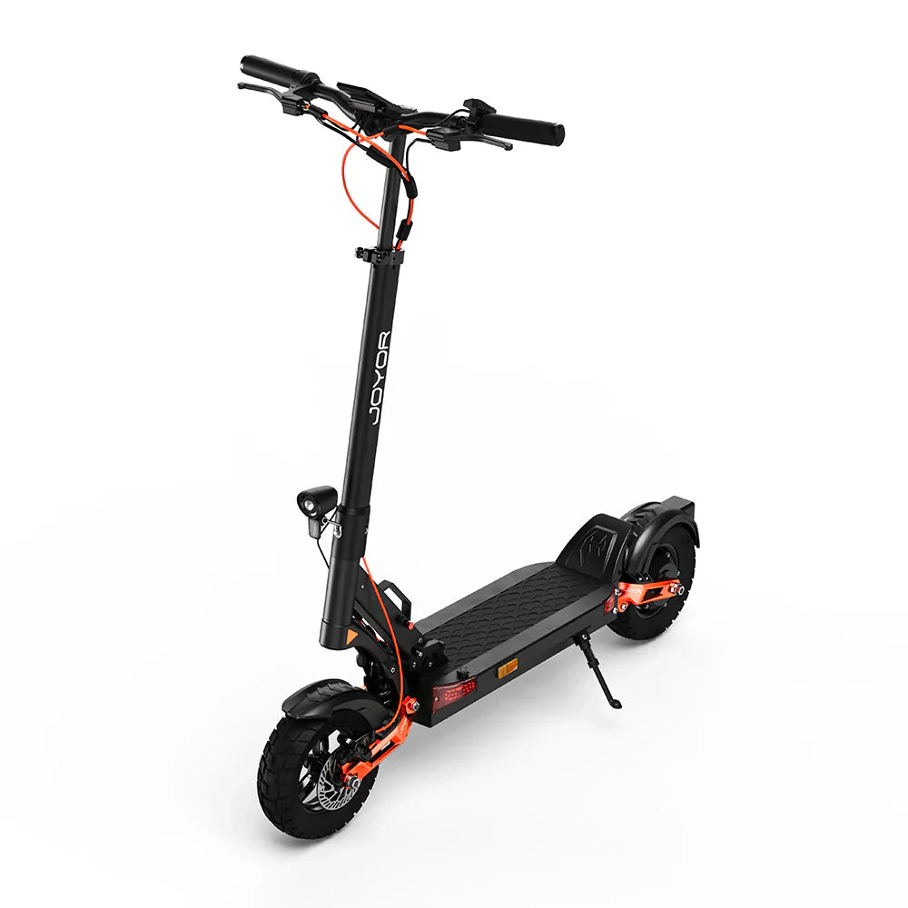 Električni romobil Joyor T6 crne boje s narančastim detaljima, pogled iz kuta na bijeloj pozadini