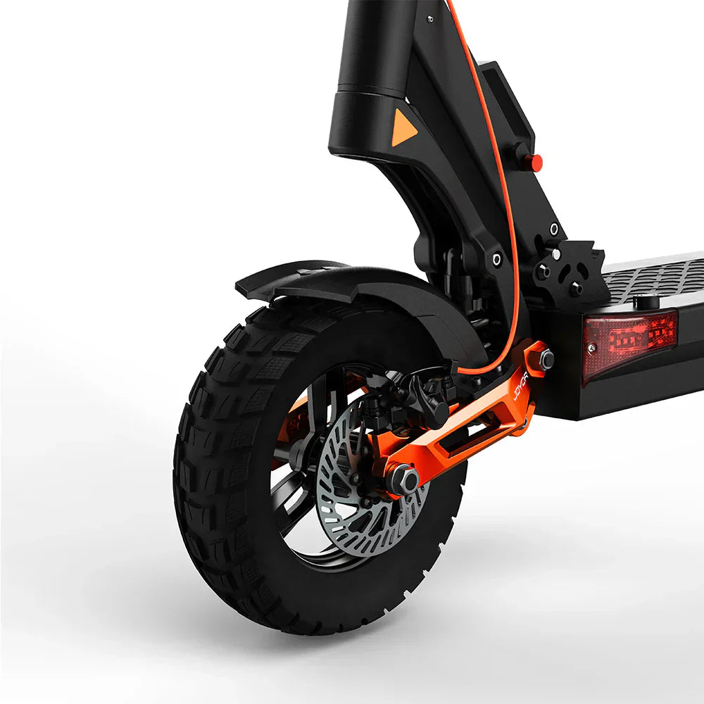 Detalj stražnjeg kotača i kočionog sustava električnog romobila Joyor T6 crno-narančaste boje