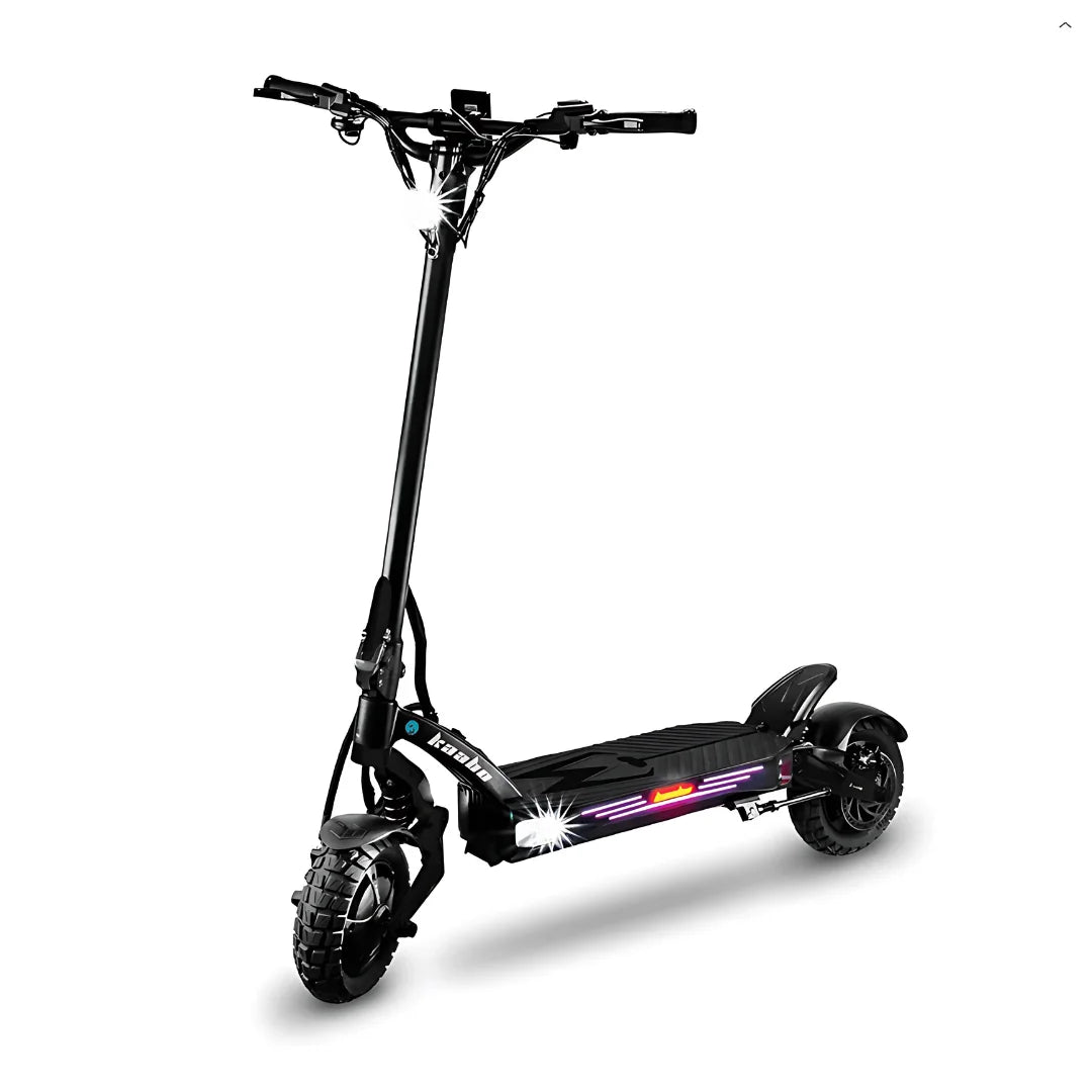Električni romobil Kaabo Mantis King GT crne boje s uključenim svjetlima, pogled sa strane