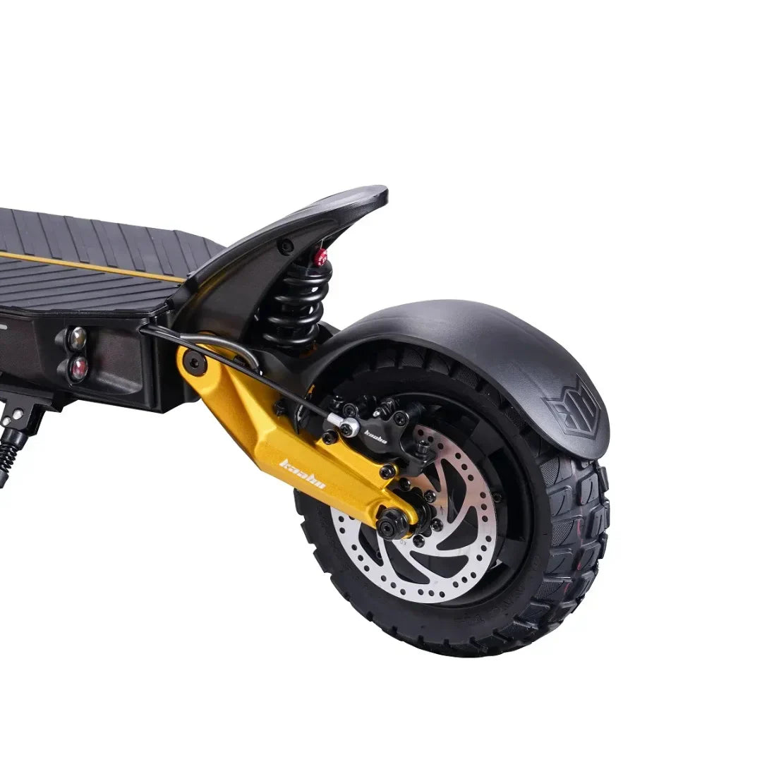Detalj stražnjeg ovjesa i zlatne vilice električnog romobila Kaabo Mantis King GT