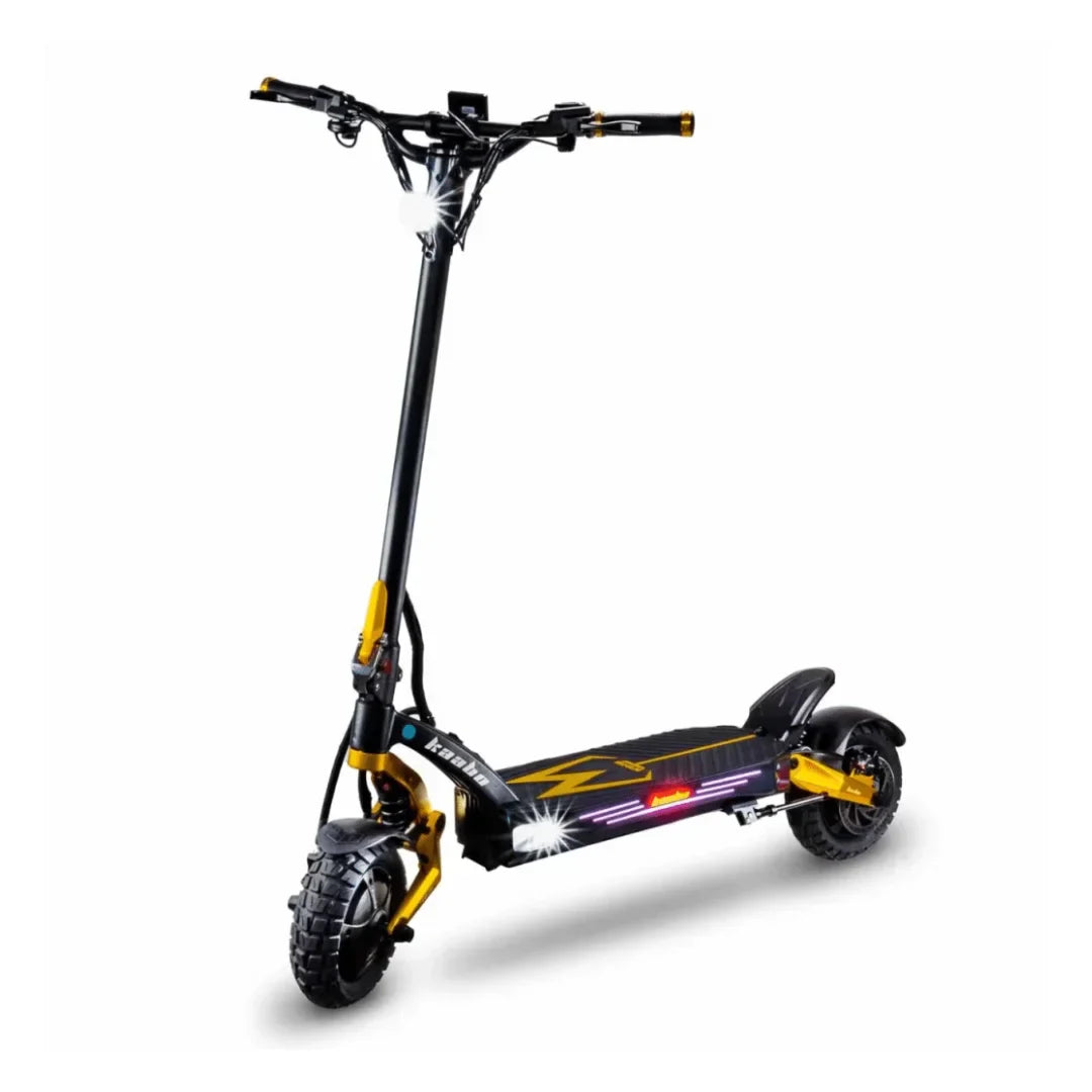 Električni romobil Kaabo Mantis King GT crno-zlatne boje s upaljenim svjetlima na bijeloj pozadini