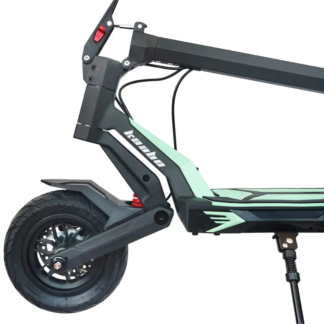 Bočni detalj električnog romobila Kaabo Mantis Urban s crno-zelenim okvirom i prednjim kotačem