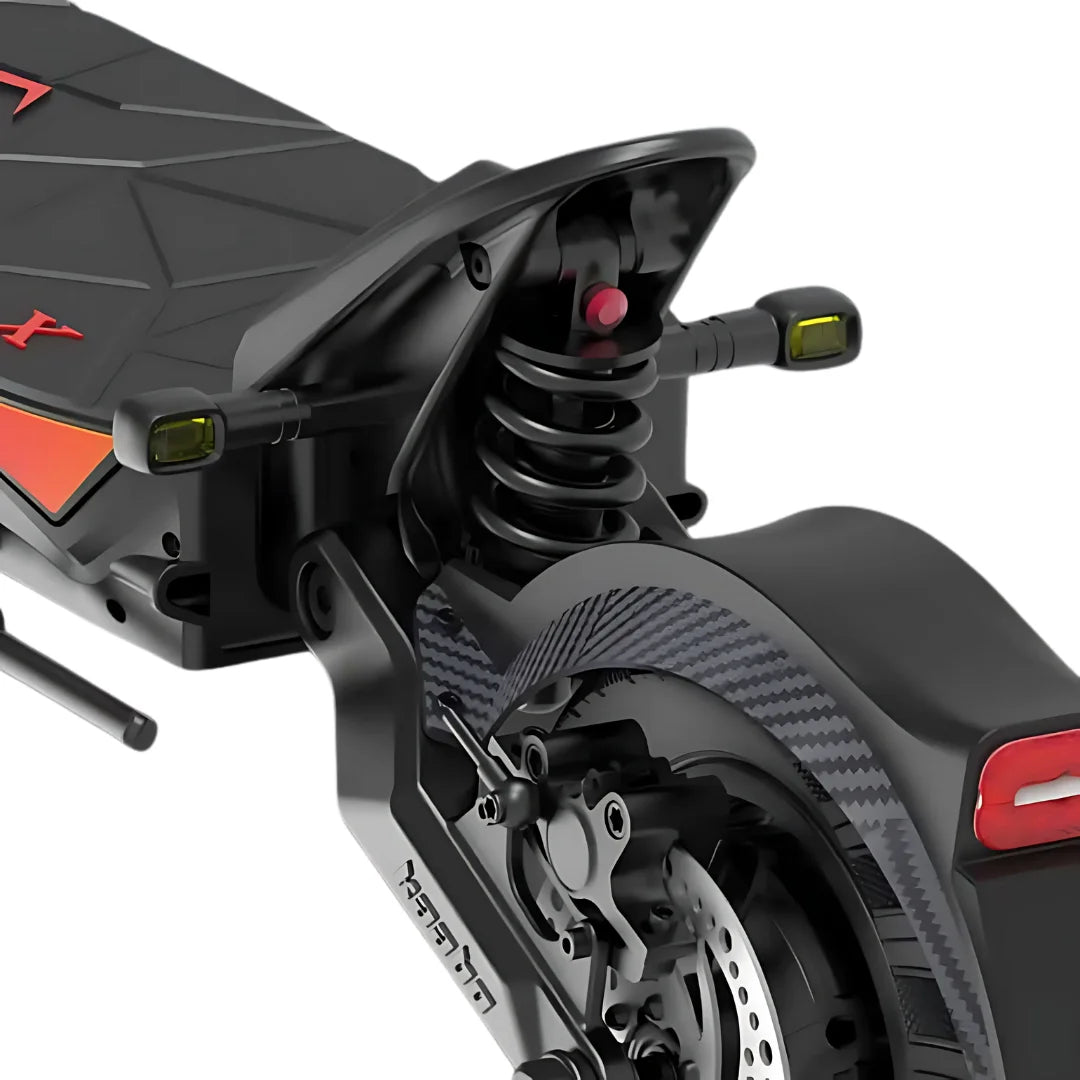 Detalj stražnjeg ovjesa i disk kočnice električnog romobila Kaabo Mantis X Plus u crnoj boji