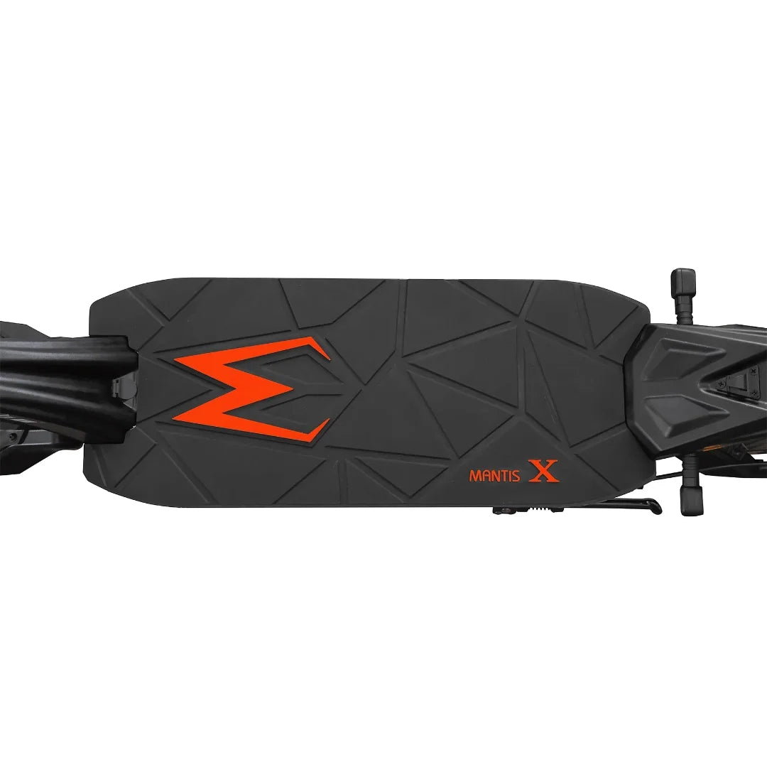 Gornji pogled na crno gazište električnog romobila Kaabo Mantis X Plus s narančastim logotipom